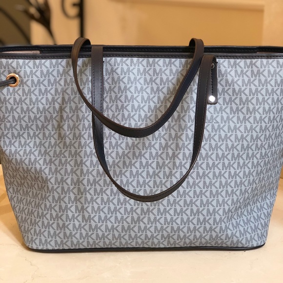 NWT Michael Kors Signature drawstrin Tote&wristlet - Picture 5 of 6